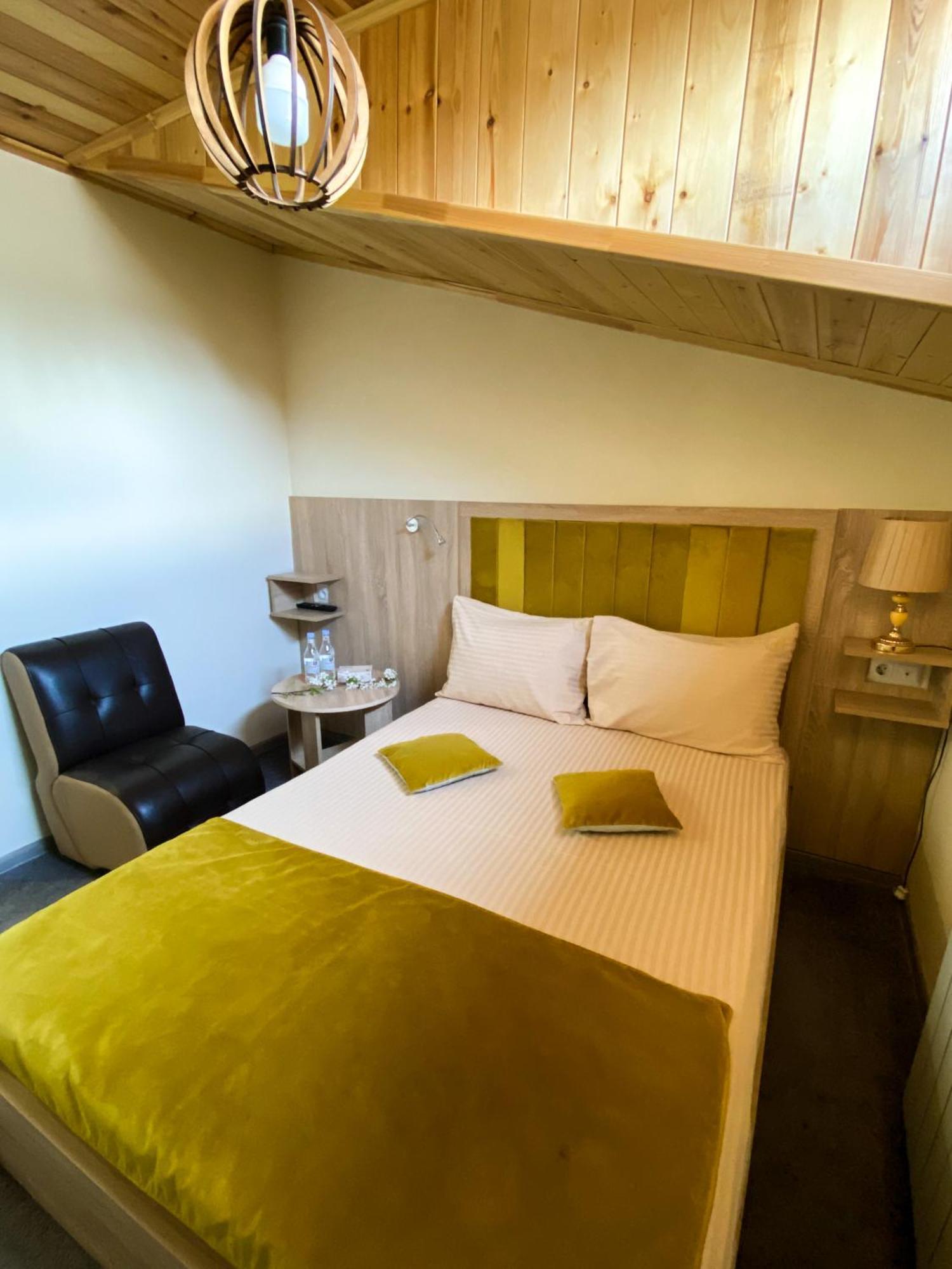 Alex Hotel Jerevan Værelse billede