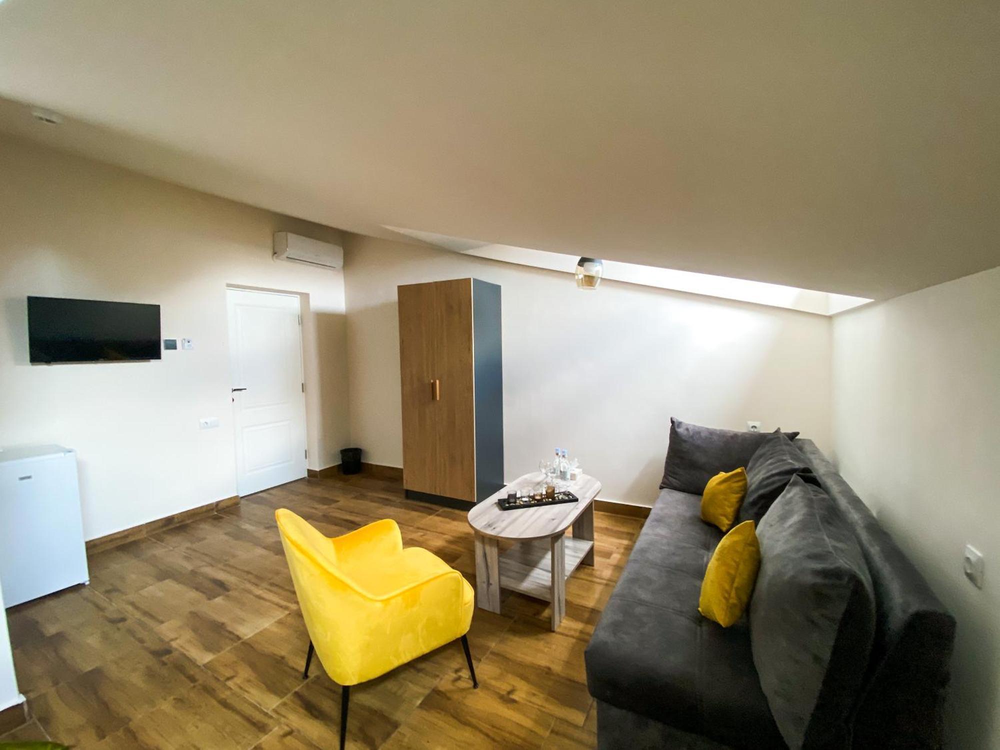 Alex Hotel Jerevan Værelse billede